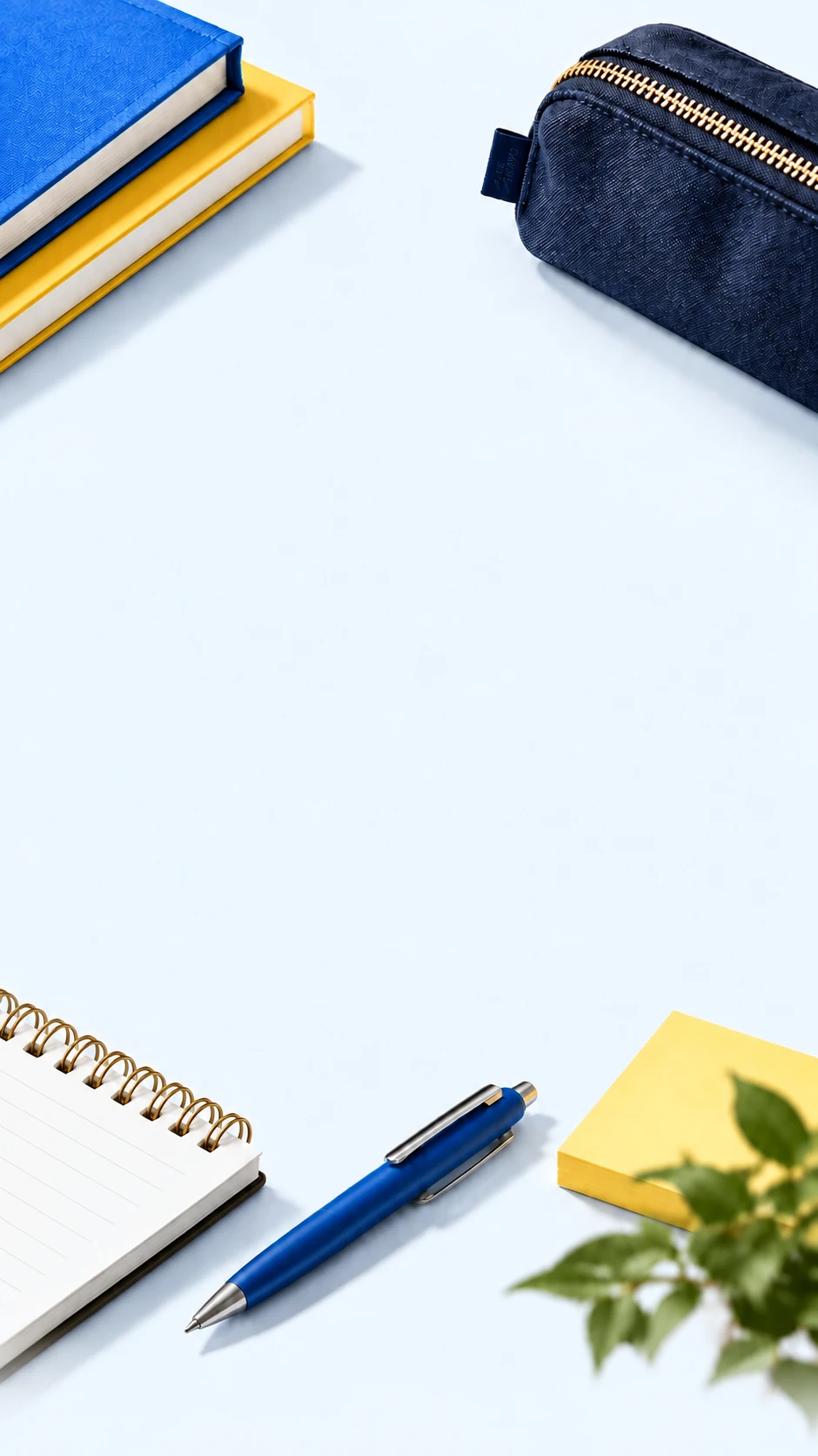 Livres, trousse, carnet, stylo et notes adhésives sur un bureau clair